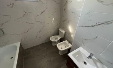 VENTA DE DEPARTAMENTO 2 AMBIENTES EN PLENO CENTRO DE MONTE GRANDE - CON COCHERA