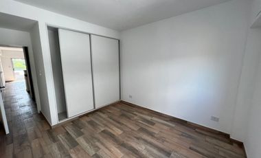 VENTA DE DEPARTAMENTO 2 AMBIENTES EN PLENO CENTRO DE MONTE GRANDE - CON COCHERA