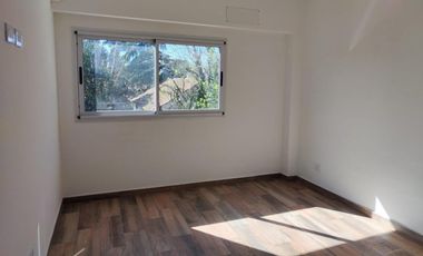VENTA DE DEPARTAMENTO 2 AMBIENTES EN PLENO CENTRO DE MONTE GRANDE - CON COCHERA
