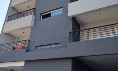 VENTA DE DEPARTAMENTO 2 AMBIENTES EN PLENO CENTRO DE MONTE GRANDE - CON COCHERA