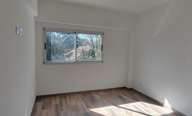 VENTA DE DEPARTAMENTO 2 AMBIENTES EN PLENO CENTRO DE MONTE GRANDE - CON COCHERA