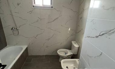 VENTA DE DEPARTAMENTO 2 AMBIENTES EN PLENO CENTRO DE MONTE GRANDE - CON COCHERA