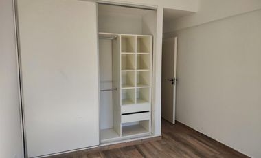 VENTA DE DEPARTAMENTO 2 AMBIENTES EN PLENO CENTRO DE MONTE GRANDE - CON COCHERA