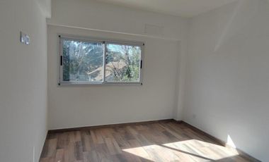 VENTA DE DEPARTAMENTO 2 AMBIENTES EN PLENO CENTRO DE MONTE GRANDE - CON COCHERA