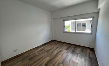 VENTA DE DEPARTAMENTO 2 AMBIENTES EN PLENO CENTRO DE MONTE GRANDE - CON COCHERA