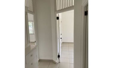 Alquilo amplio apartamento excelente vista