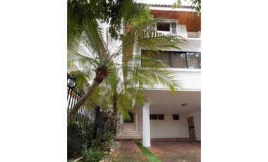 Alquilo hermoso Duplex en Obarrio para uso residencial o comercial