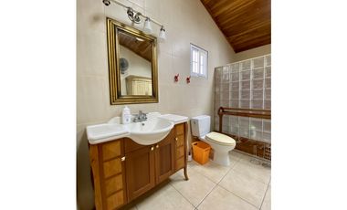 se vende finca con cabañas en San Carlos