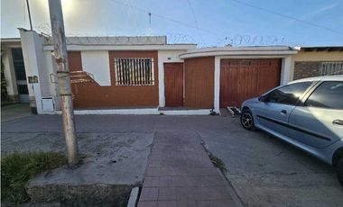 CASA · VENTA · LAS HERAS  · A 2 CUADRAS PLAZA · 3 DORMITORIOS
