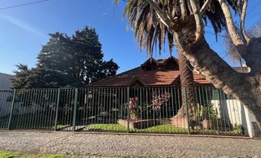 VENTA CASA DOBLE LOTE CON PISCINA WILDE