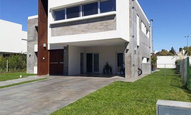 Hermosa Casa Amplia Con Piscina en Nuevo Quilmes