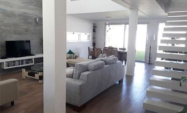 Hermosa Casa Amplia Con Piscina en Nuevo Quilmes