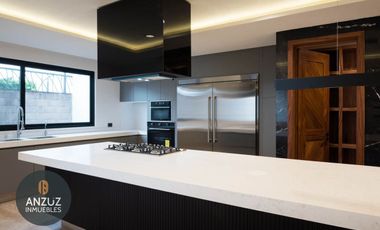 Venta casa 4 recámaras a 5 min de Sonata, fracc. cerrado y jardín