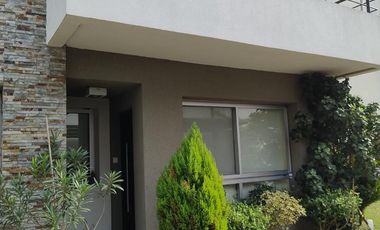 Casa 3 ambientes con cochera en Complejo Bernal Centro