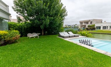 VENTA CASA AL CANAL BARRIO NUEVO QUILMES