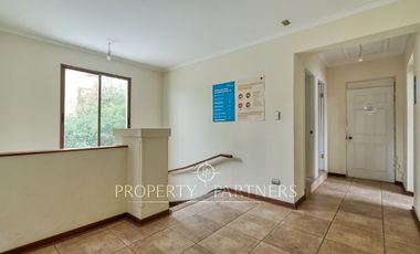 Estupenda Casa para Uso Comercial va (UF 52 / m2)  con Renta (4% Rentabilidad)