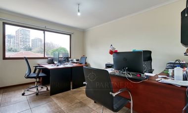 Estupenda Casa para Uso Comercial va (UF 52 / m2)  con Renta (4% Rentabilidad)