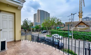 Estupenda Casa para Uso Comercial va (UF 52 / m2)  con Renta (4% Rentabilidad)