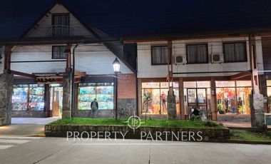 Hotel y locales comerciales en esquina principal