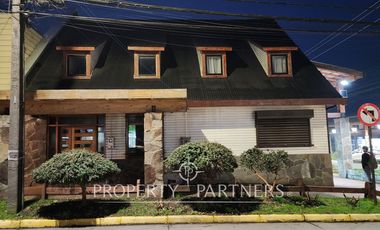 Hotel y locales comerciales en esquina principal