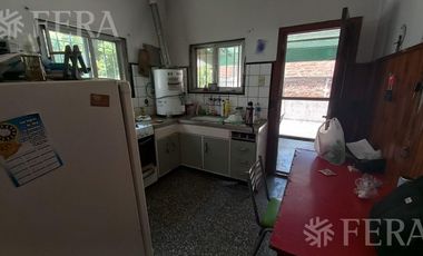 Venta de casa de 3 ambientes con cochera en Wilde