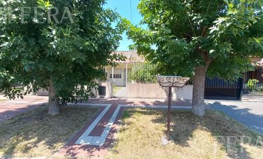 Venta de casa de 3 ambientes con cochera en Wilde