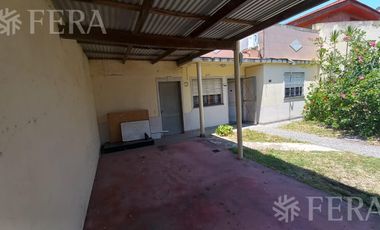 Venta de casa de 3 ambientes con cochera en Wilde