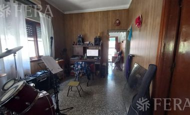 Venta de casa de 3 ambientes con cochera en Wilde
