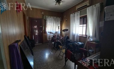 Venta de casa de 3 ambientes con cochera en Wilde