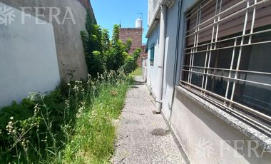 Venta de casa de 3 ambientes con cochera en Wilde