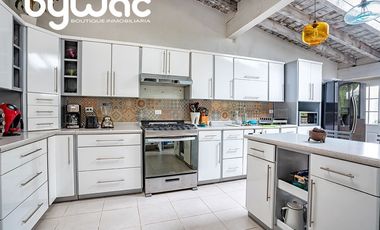 CASA EN AVÁNDARO CON GRAN JARDÍN