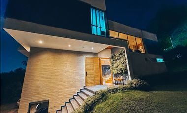 Espectacular casa en Escoberos, balcones de la novena