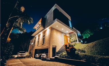 Espectacular casa en Escoberos, balcones de la novena