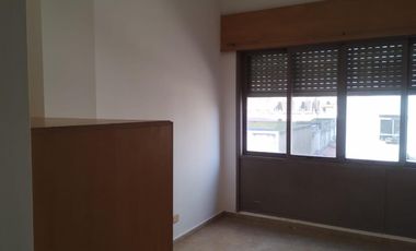 Alquiler Departamento Monoambiente z/Mayorista en Centro.