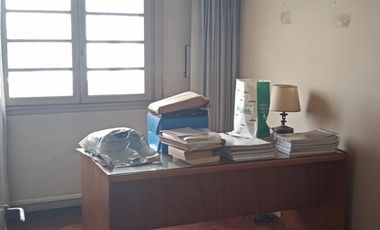 EXCELENTE DEPARTAMENTO, a pocas cuadras de Plaza de Mayo, Av. Belgrano y Diagonal Sur, 4 ambientes, Balcón corrido, Patio, cocina y 2 baños a remodela