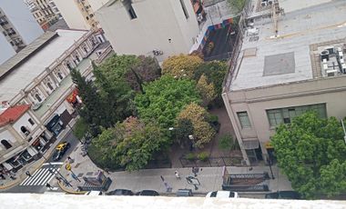 EXCELENTE DEPARTAMENTO, a pocas cuadras de Plaza de Mayo, Av. Belgrano y Diagonal Sur, 4 ambientes, Balcón corrido, Patio, cocina y 2 baños a remodela