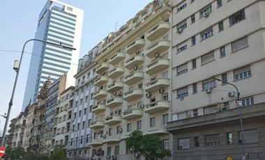 EXCELENTE DEPARTAMENTO, a pocas cuadras de Plaza de Mayo, Av. Belgrano y Diagonal Sur, 4 ambientes, Balcón corrido, Patio, cocina y 2 baños a remodela