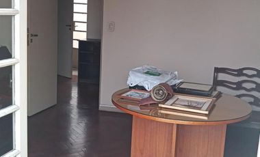 EXCELENTE DEPARTAMENTO, a pocas cuadras de Plaza de Mayo, Av. Belgrano y Diagonal Sur, 4 ambientes, Balcón corrido, Patio, cocina y 2 baños a remodela