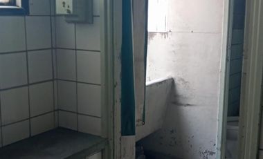 EXCELENTE DEPARTAMENTO, a pocas cuadras de Plaza de Mayo, Av. Belgrano y Diagonal Sur, 4 ambientes, Balcón corrido, Patio, cocina y 2 baños a remodela