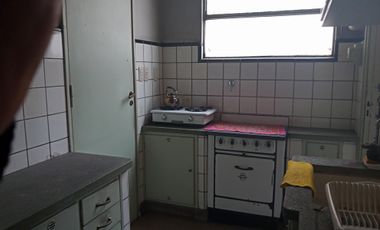 EXCELENTE DEPARTAMENTO, a pocas cuadras de Plaza de Mayo, Av. Belgrano y Diagonal Sur, 4 ambientes, Balcón corrido, Patio, cocina y 2 baños a remodela