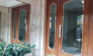 EXCELENTE DEPARTAMENTO, a pocas cuadras de Plaza de Mayo, Av. Belgrano y Diagonal Sur, 4 ambientes, Balcón corrido, Patio, cocina y 2 baños a remodela