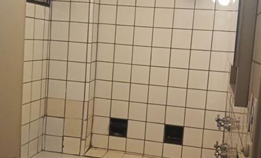 EXCELENTE DEPARTAMENTO, a pocas cuadras de Plaza de Mayo, Av. Belgrano y Diagonal Sur, 4 ambientes, Balcón corrido, Patio, cocina y 2 baños a remodela