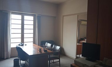 EXCELENTE DEPARTAMENTO, a pocas cuadras de Plaza de Mayo, Av. Belgrano y Diagonal Sur, 4 ambientes, Balcón corrido, Patio, cocina y 2 baños a remodela