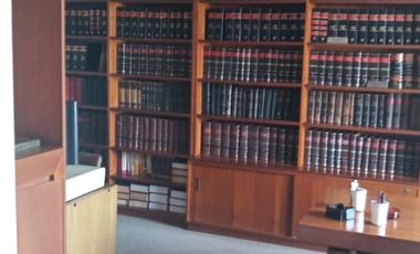 EXCELENTE DEPARTAMENTO, a pocas cuadras de Plaza de Mayo, Av. Belgrano y Diagonal Sur, 4 ambientes, Balcón corrido, Patio, cocina y 2 baños a remodela