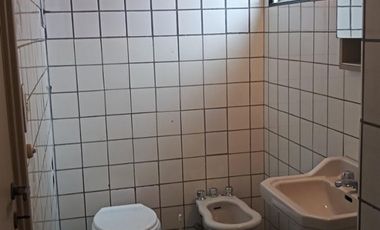 EXCELENTE DEPARTAMENTO, a pocas cuadras de Plaza de Mayo, Av. Belgrano y Diagonal Sur, 4 ambientes, Balcón corrido, Patio, cocina y 2 baños a remodela