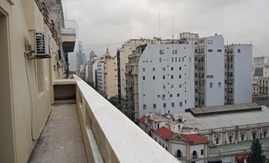 EXCELENTE DEPARTAMENTO, a pocas cuadras de Plaza de Mayo, Av. Belgrano y Diagonal Sur, 4 ambientes, Balcón corrido, Patio, cocina y 2 baños a remodela