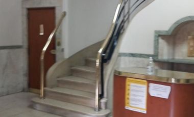 EXCELENTE DEPARTAMENTO, a pocas cuadras de Plaza de Mayo, Av. Belgrano y Diagonal Sur, 4 ambientes, Balcón corrido, Patio, cocina y 2 baños a remodela