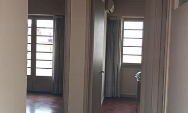 EXCELENTE DEPARTAMENTO, a pocas cuadras de Plaza de Mayo, Av. Belgrano y Diagonal Sur, 4 ambientes, Balcón corrido, Patio, cocina y 2 baños a remodela