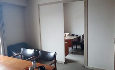 EXCELENTE DEPARTAMENTO, a pocas cuadras de Plaza de Mayo, Av. Belgrano y Diagonal Sur, 4 ambientes, Balcón corrido, Patio, cocina y 2 baños a remodela