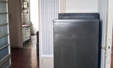 EXCELENTE DEPARTAMENTO, a pocas cuadras de Plaza de Mayo, Av. Belgrano y Diagonal Sur, 4 ambientes, Balcón corrido, Patio, cocina y 2 baños a remodela